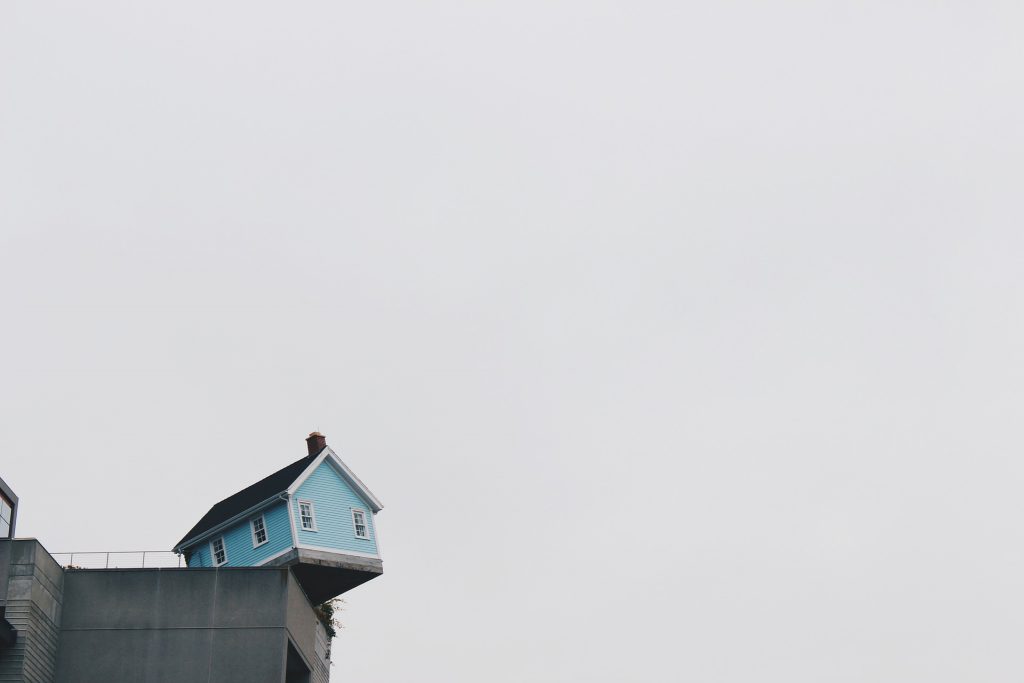 Maison sur le toit d'un immeuble