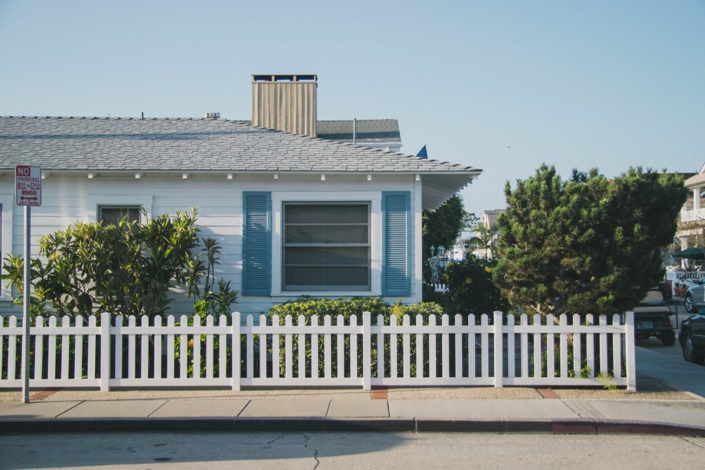 clôture blanche devant une maison 