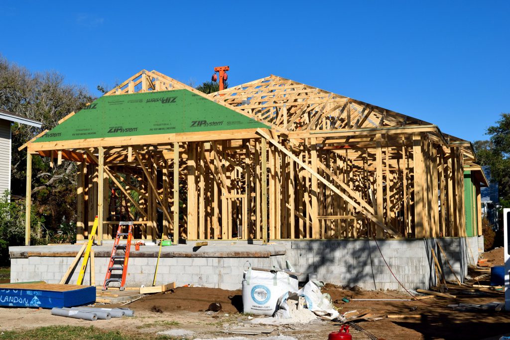 Maison individuelle en cours de construction sur un terrain