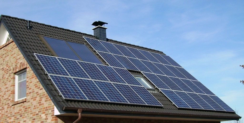 Panneaux solaires sur le toît d'une maison écologique