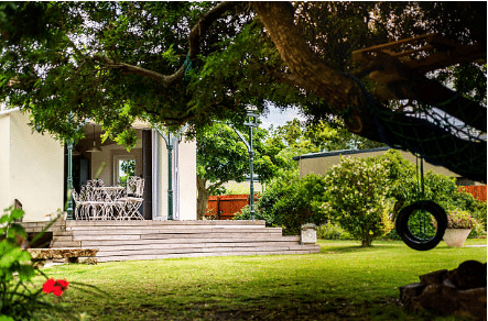 extérieur de maison avec terrasse et balançoire